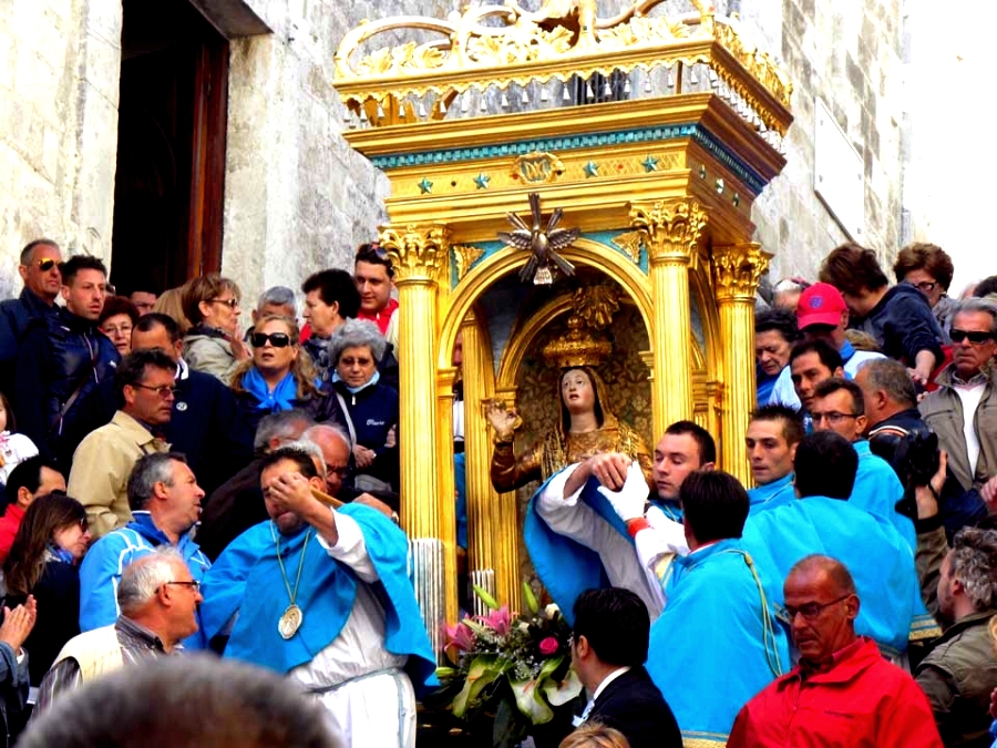 Scopri la Festa Patronale di Santa Maria di Merino a Vieste il 9 maggio: storia, eventi e consigli su dove soggiornare sul Gargano.